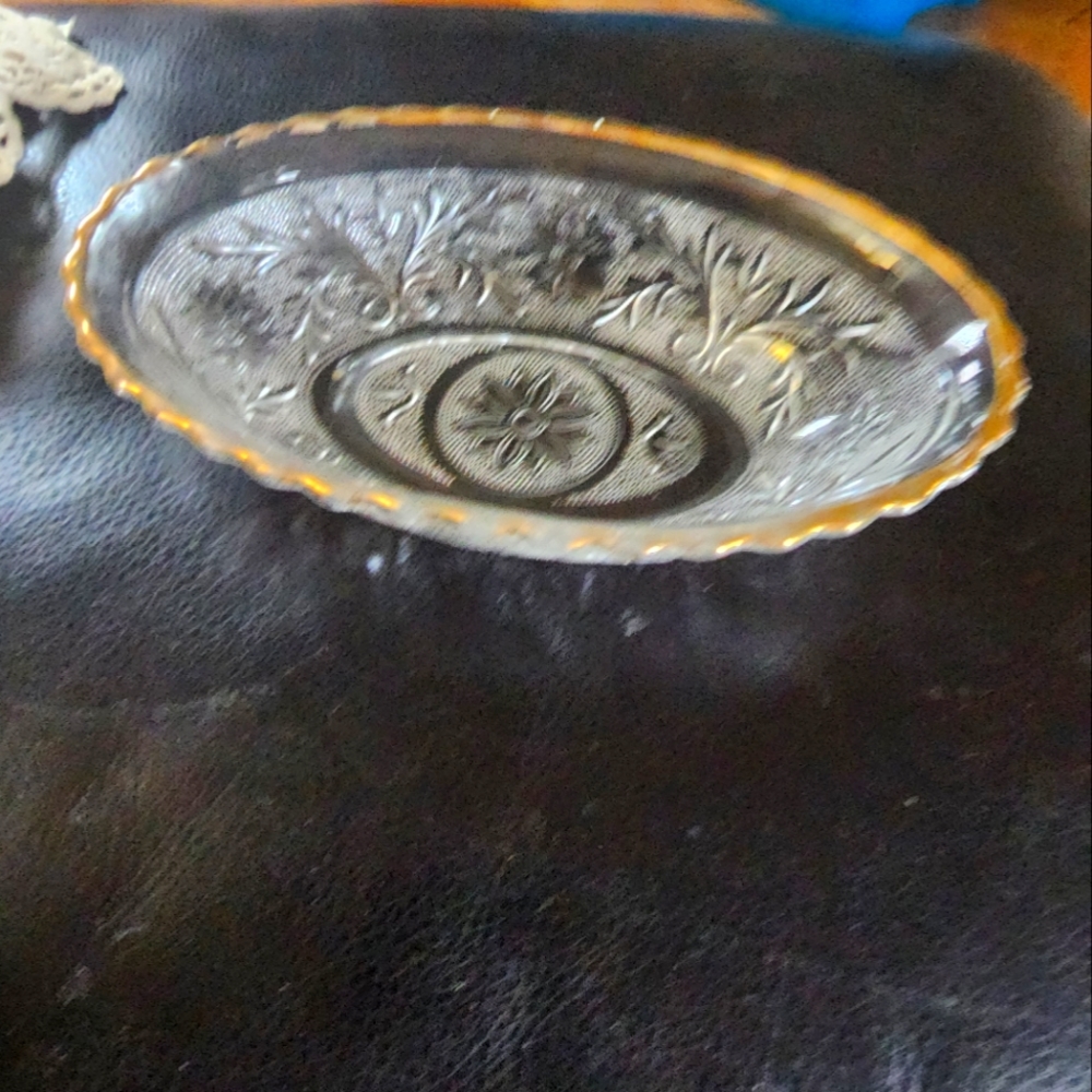 Oval bowl with gold rim